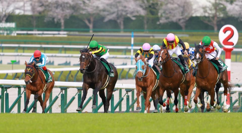 　上り坂で一気に抜け出すランスオブカオス（左から２頭目）＝撮影・石湯恒介