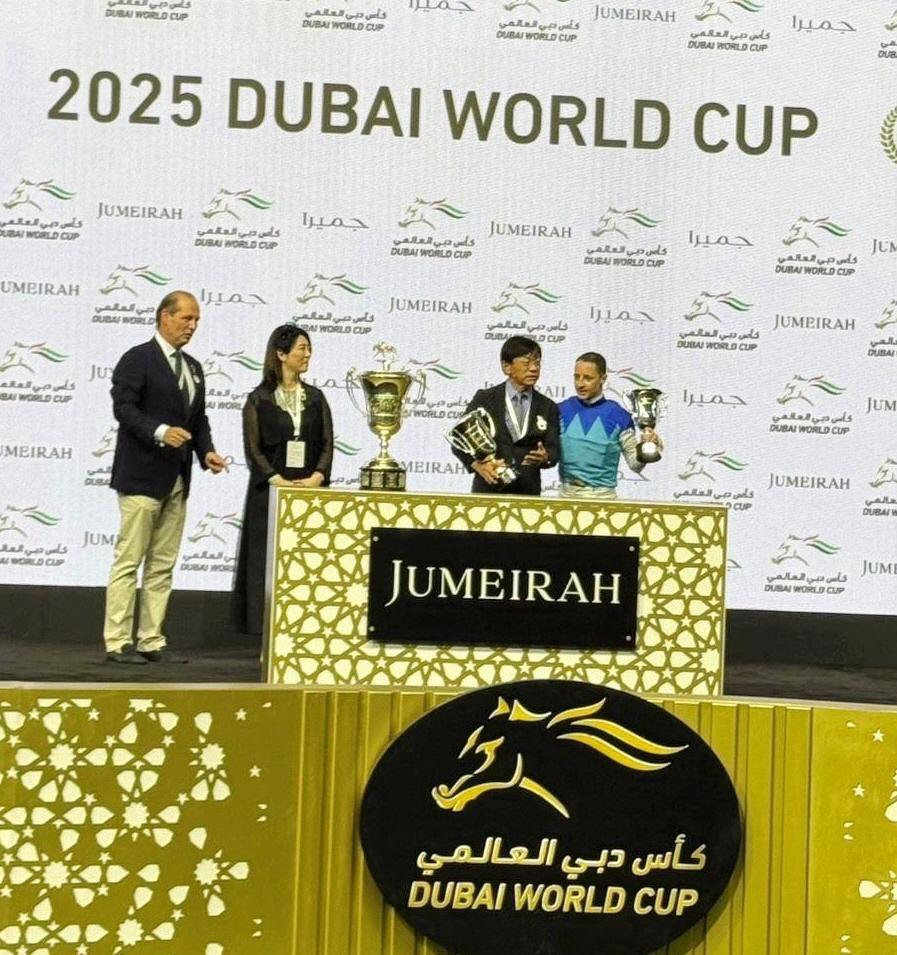 近藤オーナー（左から２番目）、加藤征師（右から２番目と勝利を喜ぶルメール（右）