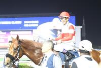 　優勝後、笑顔で引き揚げる戸崎圭