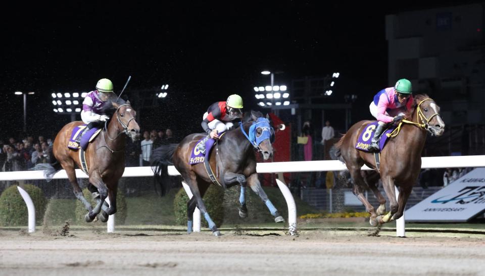 　川崎記念を制したメイショウハリオと浜中（右）