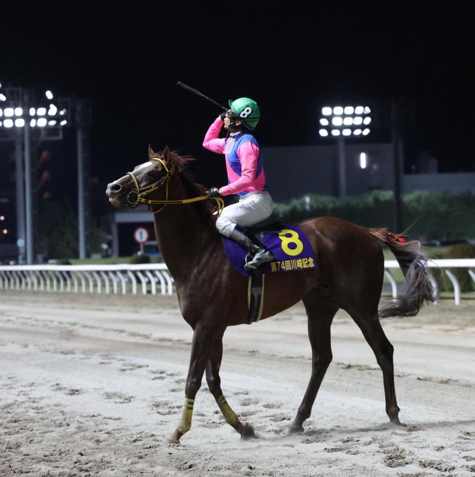 　川崎記念を制し、観衆に鞭を投げ入れる浜中