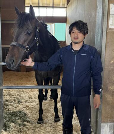 馬房でくつろぐミュージアムマイルと嘉藤助手