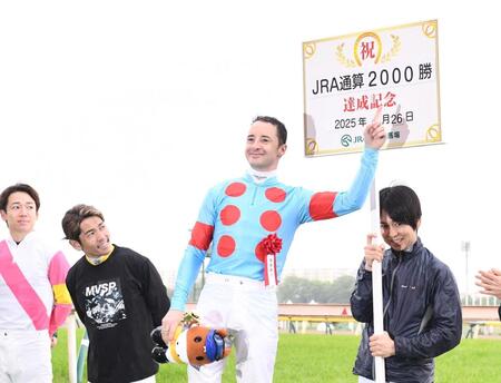 JRA通算2000勝を達成しボードを指さすルメール(撮影・園田高夫)