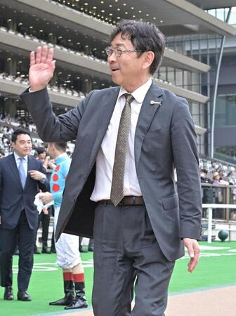 東京5Rのビリングスで通算700勝を挙げた手塚師(撮影・持木克友)
