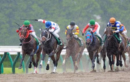 好位から抜け出すアウトレンジ(左から2頭目)=撮影・石湯恒介