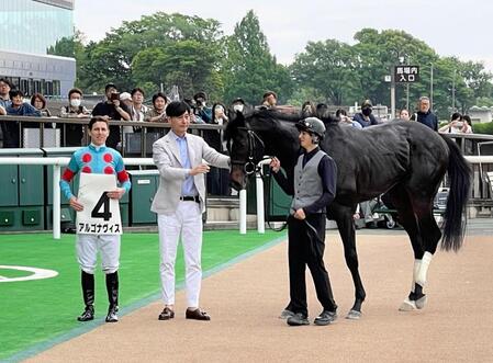東京12Rを勝って5連勝を含む1日6勝を記録したレーン(左)