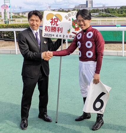 開業初日。2戦目で初勝利を挙げた大津調教師は川島正太郎騎手とガッチリ握手(撮影・村上英明)