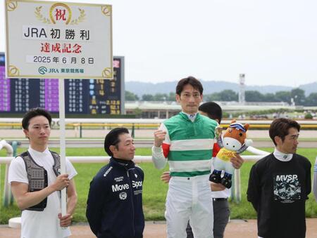 東京2Rをトライゴーニックで勝利し、JRA初勝利を挙げた矢野貴(左から3人目)