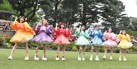 レース後のイベントでダンスを披露するFRUITSZIPPER(撮影・持木克友)