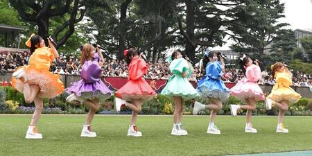 レース後のイベントでダンスを披露するFRUITSZIPPER(撮影・持木克友)
