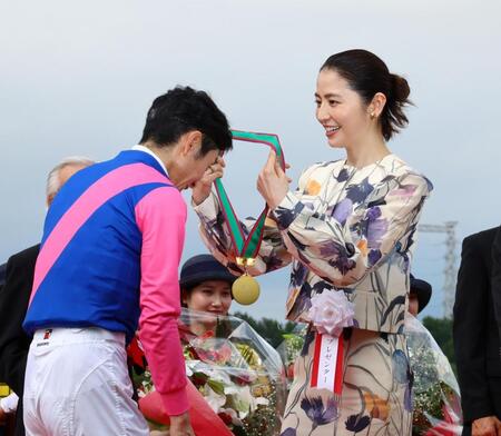 武豊(左)にメダルを掛ける長澤まさみ(撮影・山口登)