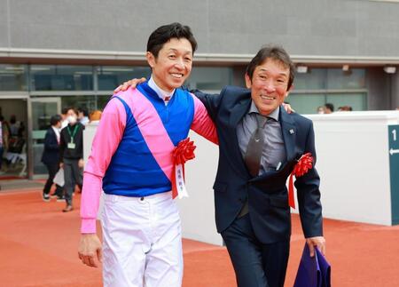 肩を組んで喜び合う武豊(左)と石橋師(撮影・石湯恒介)