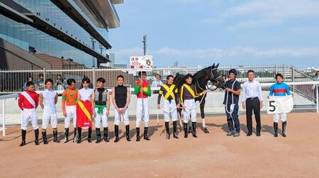 地方競馬通算500勝を達成した岡村健(右端)=撮影・村上英明