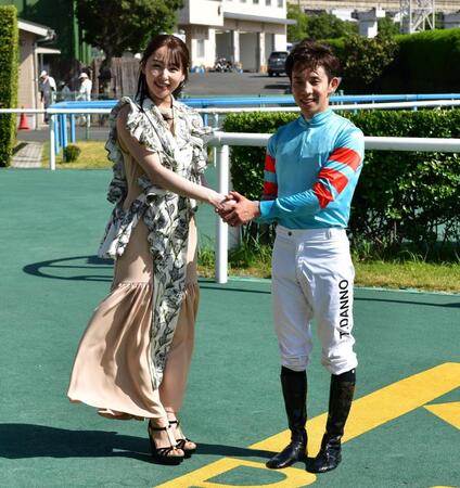 北九州記念の表彰式プレゼンターを務めた桜井日奈子(左)と団野大成