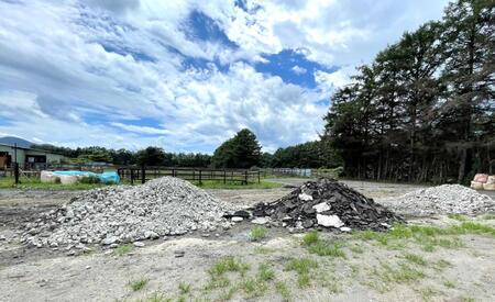 5月4日に発生した火災で全焼した厩舎跡地=青森県階上町・ワールドファーム