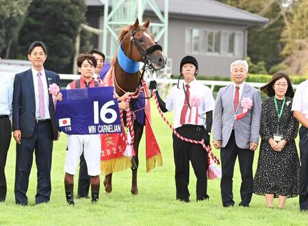 　ウインカーネリアンでスプリンターズＳを制した鹿戸師（右から２人目）