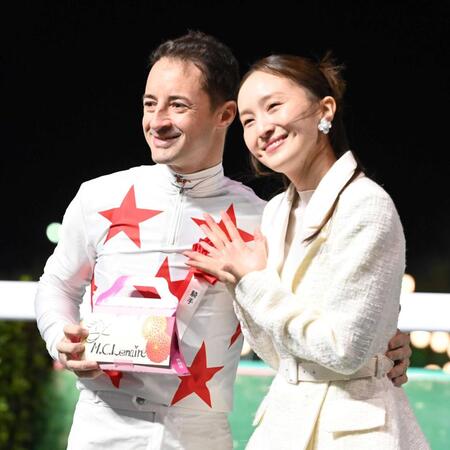 　船橋競馬のイメージキャラクターの百田夏菜子（右）と笑顔で写真に納まるルメール（撮影・持木克友）