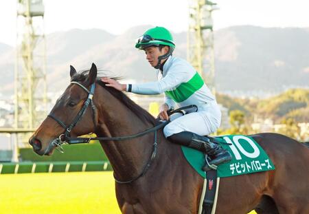 　デビットバローズを労う岩田望来（撮影・石湯恒介）