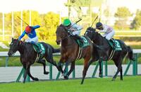 　堂々と抜け出すデビットバローズ（中央）＝撮影・石湯恒介