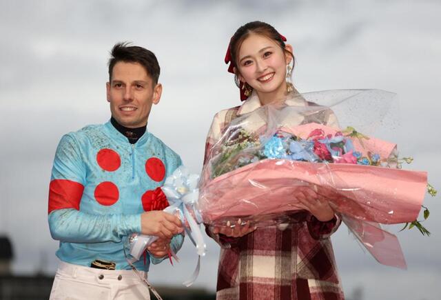 阪神競馬場降臨のすらり長身美女に騒然