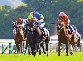 天皇賞・春を制したヘデントール（中央）＝２０２５年５月４日