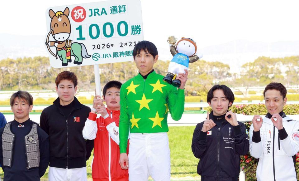 　ＪＲＡ通算１０００勝を達成した北村友（右）と騎手仲間たち（撮影・石湯恒介）
