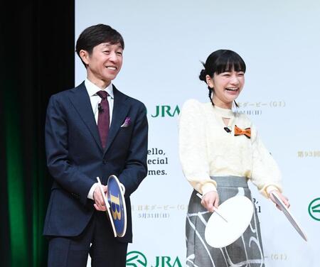 見上愛（右）とクイズを楽しむ武豊騎手（撮影・園田高夫）