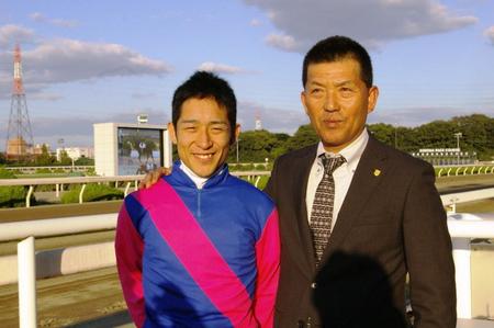父・笹田和秀調教師（右）が管理するメイショウボルトで初勝利を挙げた笹田知宏騎手＝１１年１０月２６日・園田競馬場