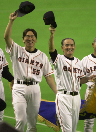 　００年１０月２８日、日本一に輝き巨人・長嶋監督（右）らと場内を一周する松井