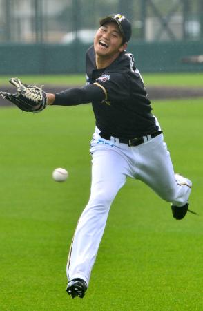 　外野守備練習で捕球できず、苦笑いする大谷（撮影・吉澤敬太）