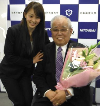 日体大の客員教授就任が発表され、体操女子の田中理恵から花束を贈呈された野村克也氏