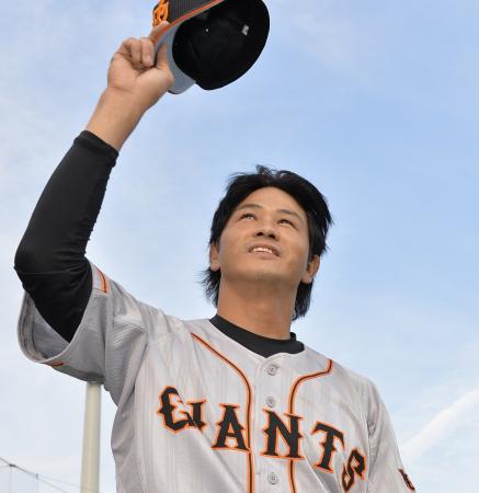 　ヒーローインタビューを終え、晴れ晴れとした表情でファンの声援に応える谷（撮影・会津智海）