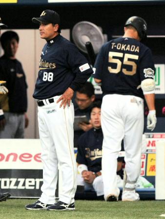 　９回、Ｔー岡田（右）に代打を出す森脇浩司監督（撮影・岡田育磨）