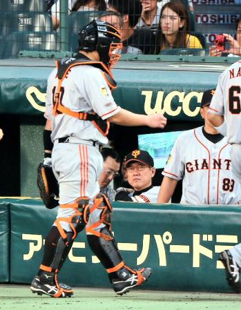 ３回の守備を終えベンチに戻る阿部（左）を心配そうに見る原監督（奥）＝撮影・山口　登