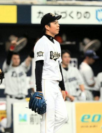 　３回表、栗山に適時打を浴びガックリのオリックス・松葉＝京セラドーム（撮影・岡田育磨）