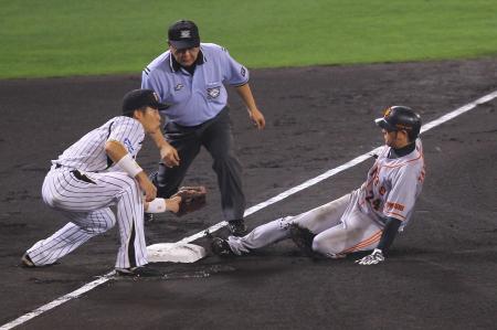 　６回、村田の右前安打で三塁へ滑り込む高橋由（撮影・棚橋慶太）