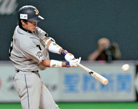 　６回オリックス２死一、二塁、安達が左越えに勝ち越し二塁打を放つ＝札幌ドーム