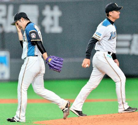 　８回途中に３失点で降板する日本ハム・鍵谷。右は黒木コーチ＝札幌ドーム