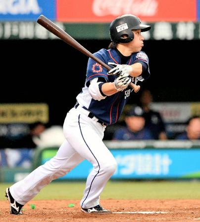 　５回１死、プロ初本塁打を放つ永江