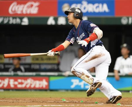 　２回、走者一掃の適時三塁打を放つ浅村