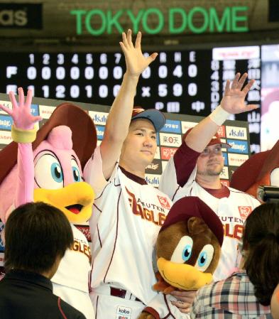 完封で１２勝目を挙げ、お立ち台でケーシー・マギー（右）とポーズを決める楽天・田中将大＝東京ドーム（撮影・西岡　正）