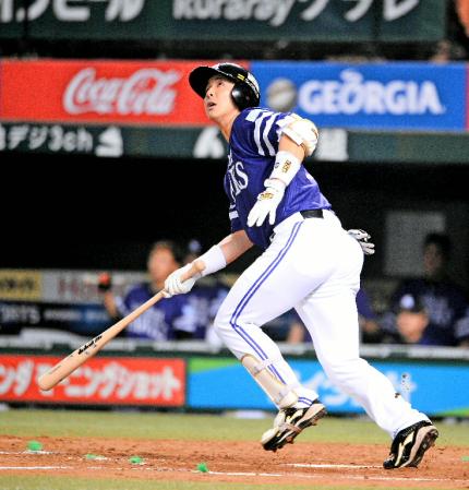 　４回、左翼席に２ランを放つ江川