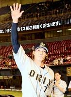 　ファンの声援に応える、勝ち越し打を放ったオリックス・糸井