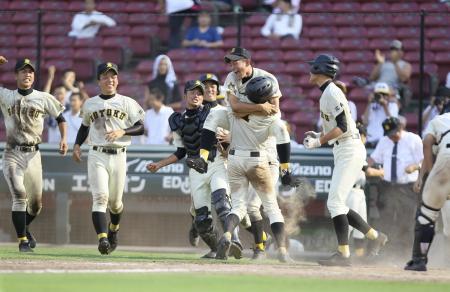 　延長１３回、サヨナラ勝ちに喜びを爆発させる崇徳ナイン（撮影・北村雅宏）　