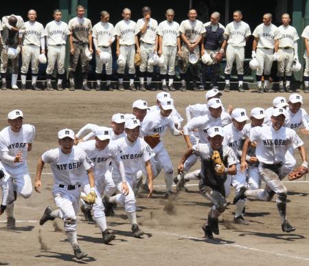 　夏の大会で通算１００勝を挙げ、応援団が待つ一塁側スタンドへ駆けだす三次ナイン（撮影・市尻達拡）