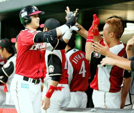 　７回に代打で２ランを放ち、中田（右）らに迎えられる日本ハム・大谷＝札幌ドーム