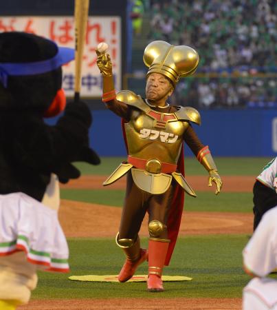 　始球式を務める伊東四朗（撮影・金田祐二）