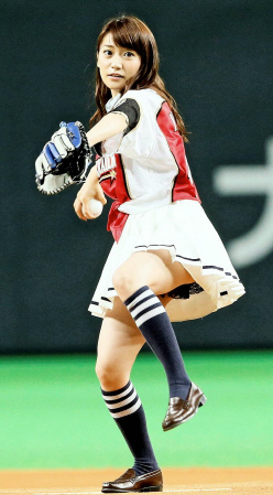 　日本ハム・中田との“１球対決”で投球する「ＡＫＢ48」の大島優子さん＝札幌ドーム