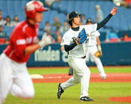 　５回、藤田を投ゴロに打ち取り一塁へ送球するオリックス・井川