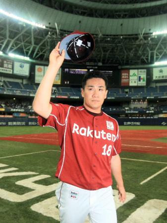 開幕から無傷の１３勝目を挙げ、スタンドのファンに手を振る楽天・田中将大＝京セラドーム大阪（撮影・辰巳直之）